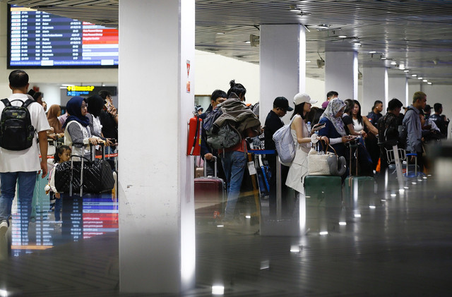 Suasana jelang libur Nataru di Bandara Internasional Juanda Sidoarjo. Foto dan naskah : Dipta Wahyu