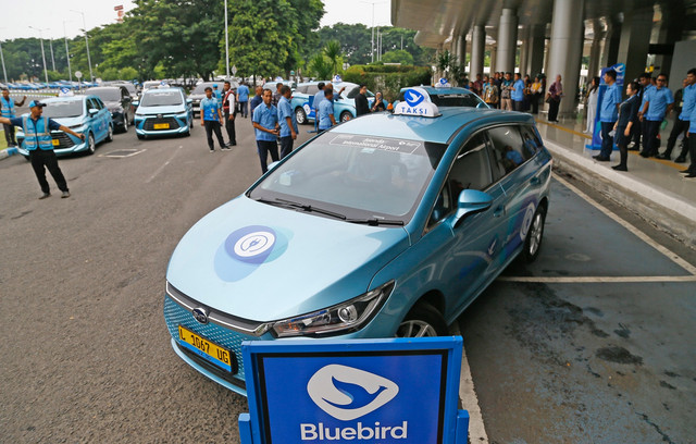 Berkomitmen Jadi Eco Airport, Bandara Juanda Sediakan Armada Taksi Listrik (1)