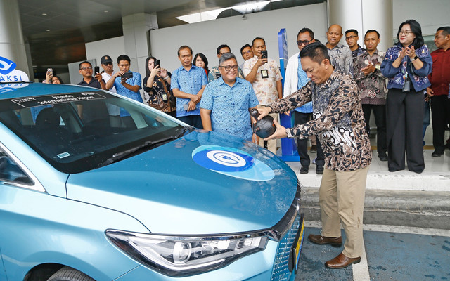 Berkomitmen Jadi Eco Airport, Bandara Juanda Sediakan Armada Taksi Listrik (2)