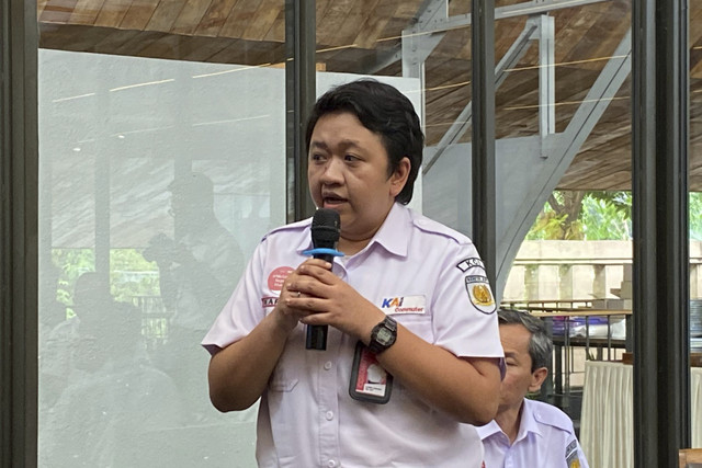 VP Corporate Secretary KAI Commuter, Karina Amanda dalam konferensi persnya di kawasan Jakarta, Jumat (19/12/2025). Foto: Muhammad Fhandra Hardiyon/kumparan