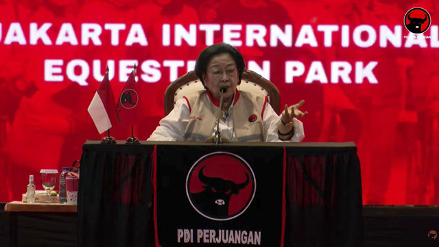 Ketum PDIP Megawati Soekarnoputri menyampaikan paparan saat Seminar Mitigasi Bencana dan Pertolongan Korban di Jakarta International Equestrian Park, Jakarta, Jumat (19/12/2025). Foto: Youtube/PDI Perjuangan