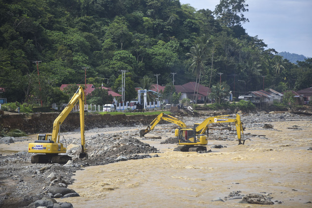 Operator mengoperasikan alat berat saat memperbaiki alur sungai di Batu Busuk, Padang, Sumatera Barat, Jumat (19/12/2025). Foto: Iggoy el Fitra/ANTARA FOTO