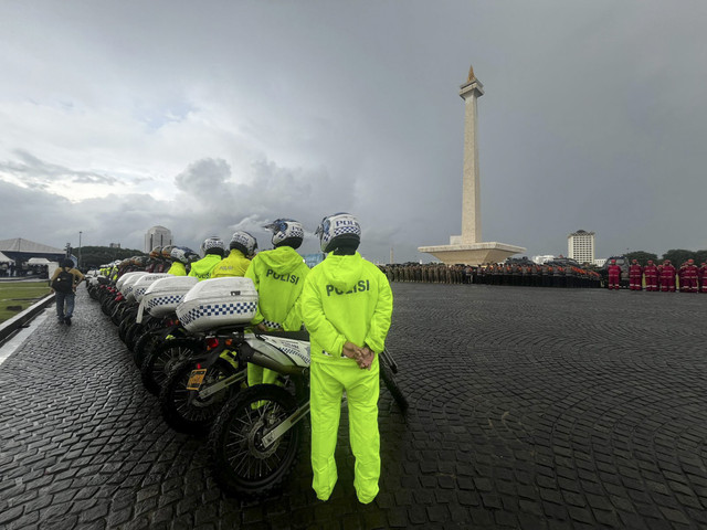 Apel gelar pasukan operasi kepolisian terpusat Lilin 2025 di Silang Monas, Jakarta Pusat, Jumat (19/12/2025). Foto: Rayyan Farhansyah/kumparan