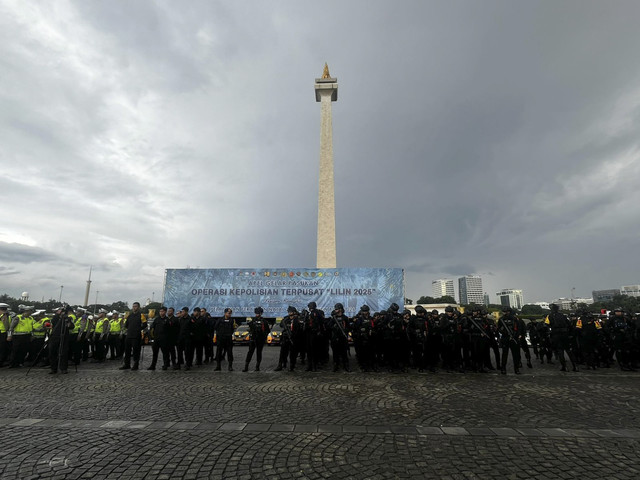 Apel gelar pasukan operasi kepolisian terpusat Lilin 2025 di Silang Monas, Jakarta Pusat, Jumat (19/12/2025). Foto: Rayyan Farhansyah/kumparan