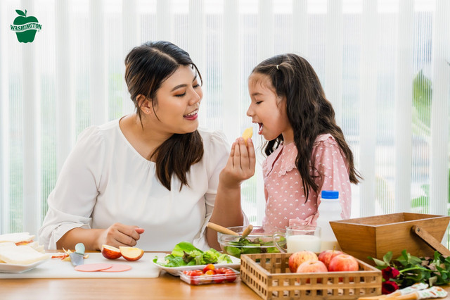 Ilustrasi ibu dan anak makan apel. Foto: dok. Washington Apples