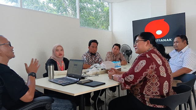 Media Hi!Pontianak menerima kunjungan dari PT PLN (Persero) Unit Induk Distribusi (UID) Kalimantan Barat pada Jumat siang, 19 Desember 2025. Foto: Alycia Tracy Nabila/Hi!Pontianak