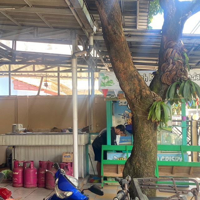 Lapak Seafood Crispy Ibu Ros di Pangandaran, tempat usaha keluarga dijalankan sejak pagi.(Foto: Dwi Octavia R. H)