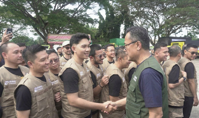 COO BPI Danantara dan Kepala BP BUMN, Dony Oskaria saat melepas 100 relawan tambahan dalam mempercepat pemulihan pascabencana di Aceh. Foto: Dok. BSI