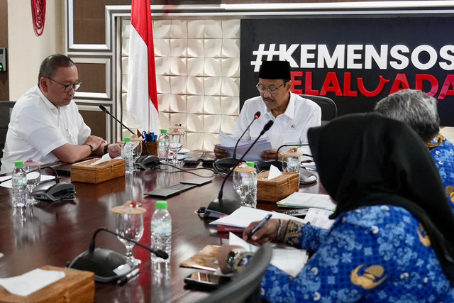 Menteri Sosial Saifullah Yusuf atau Gus Ipul menggelar pertemuan dengan lembaga filantropi, penyelenggara penggalangan dana, dan pelaku dunia usaha, Jumat  (19/12). Foto: Dok. Kemensos