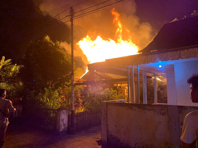 Salah satu rumah warga di Jalan Beringin, Gang Sa’man, Kota Pontianak, terbakar pada Jumat malam, 19 Desember 2025. Foto: Ade Mirza/Hi!Pontianak