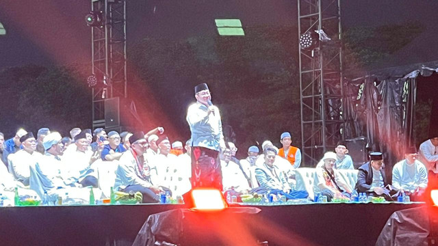 Gubernur DKI Jakarta Pramono Anung dan Wakil Gubernur DKI Jakarta Rano Karno menghadiri Tablig Akbar memperingati HUT Jakmania di Monas, Jakarta Pusat, Jumat (19/12). Foto: Nasywa Athifah/kumparan