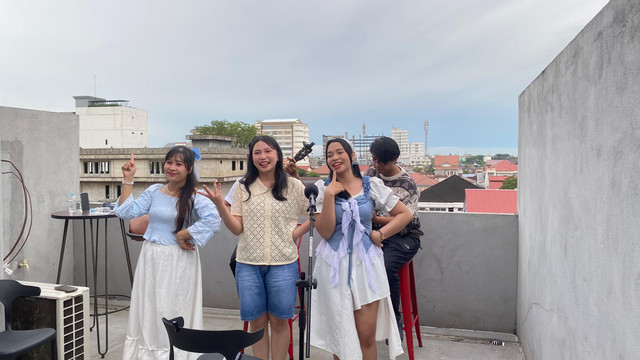 Seica menjadi bintang tamu di program Jelang Senja dari media Hi!Pontianak. Foto: Alycia Tracy Nabila/Hi!Pontianak