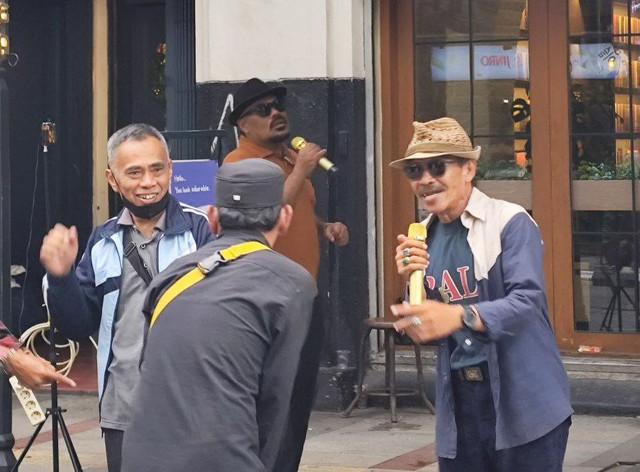 kesibukan masyarakat indonesia saat bekerja , sumber : foto aldridge christian seubelan