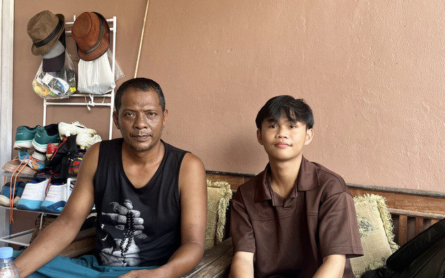 Ketua Pokdarwis Batu Hiu Jajat Sudrajat saat sesi wawancara di rumahnya pada hari Kamis, 11 Desember 2025 (Sumber: Dokumentasi Pribadi)