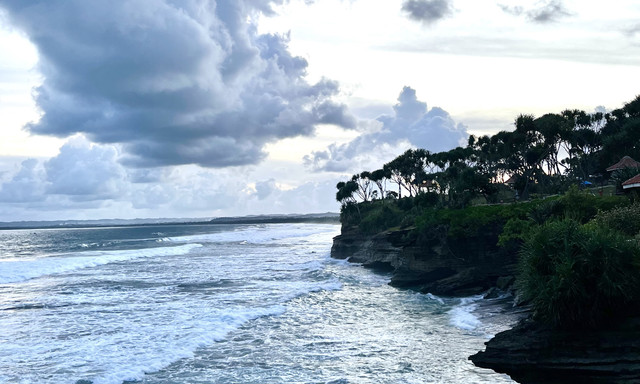 Kawasan wisata Pantai Batu Hiu di Pangandaran dikenal dengan lanskap bukit karang yang menghadap laut lepas dan menjadi daya tarik wisata alam setempat. (Sumber Dokumentasi Pribadi)