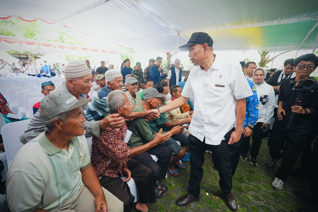 Wamensos Agus Jabo menghadiri Peringatan Hari Kesetiakawanan Sosial Nasional (HKSN) 2025 di Desa Purwosari. Dok: Kemensos