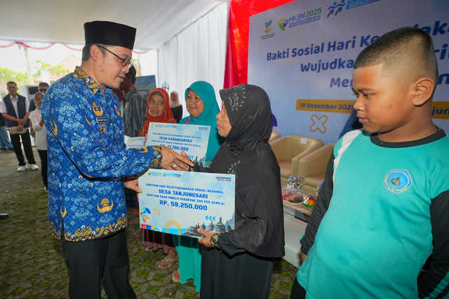 Wamensos Agus Jabo menghadiri Peringatan Hari Kesetiakawanan Sosial Nasional (HKSN) 2025 di Desa Purwosari. Dok: Kemensos