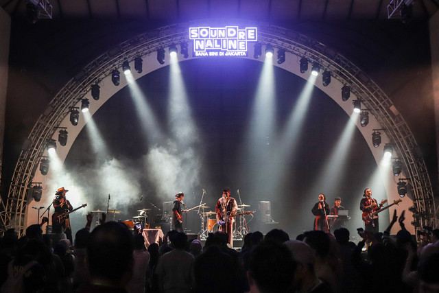 Grup musik folk-etnik asal Maluku Utara, Treeshome saat tampil di panggung Soundrenaline 2025 yang berlangsung di Bengkel Space, Jakarta, Jumat (19/12/2025). Foto: Iqbal Firdaus/kumparan