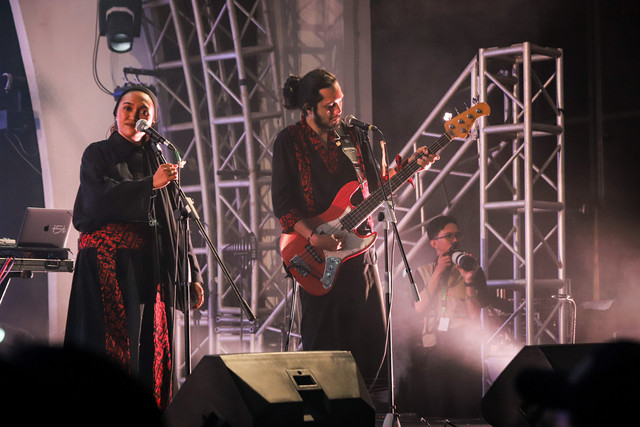 Aksi dari Grup musik folk-etnik asal Maluku Utara, Treeshome saat tampil di panggung Soundrenaline 2025 yang berlangsung di Bengkel Space, Jakarta, Jumat (19/12/2025). Foto: Iqbal Firdaus/kumparan