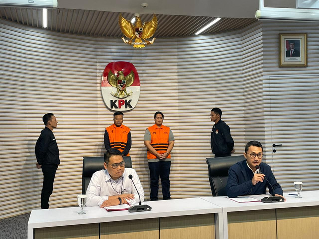 Konferensi pers penetapan dan penahanan dua orang tersangka Asus Budianto dan Albertinus terkait dengan OTT di Kabupaten Hulu Sungai Utara (HSU), Kalimantan Selatan, di Gedung Merah Putih KPK, Jakarta, Sabtu (20/12/2025) dini hari. Foto: Fadhil Pramudya/kumparan