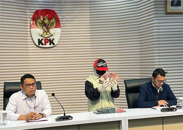 KPK memamerkan uang tunai yang disita sebagai barang bukti terkait OTT di Kabupaten Hulu Sungai Utara (HSU), Kalimantan Selatan, dalam jumpa pers di Gedung Merah Putih KPK, Jakarta, Sabtu (20/12/2025) dini hari.  Foto: Fadhil Pramudya/kumparan
