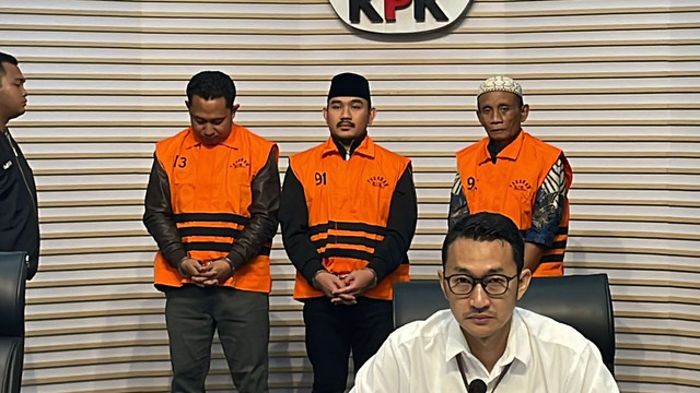 Konferensi pers penetapan dan penahanan tiga orang tersangka terkait dengan OTT di Kabupaten Bekasi, Jawa Barat, di Gedung Merah Putih KPK, Jakarta, Sabtu (20/12/2025) dini hari. Foto: Fadhil Pramudya/kumparan