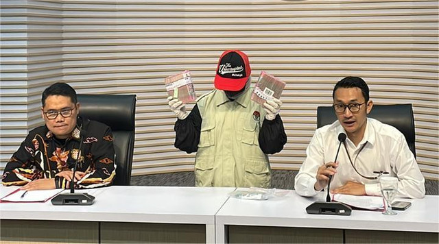 KPK memamerkan uang tunai yang disita sebagai barang bukti terkait OTT di Kabupaten Bekasi, Jawa Barat, dalam jumpa pers di Gedung Merah Putih KPK, Jakarta, Sabtu (20/12/2025) dini hari.  Foto: Fadhil Pramudya/kumparan