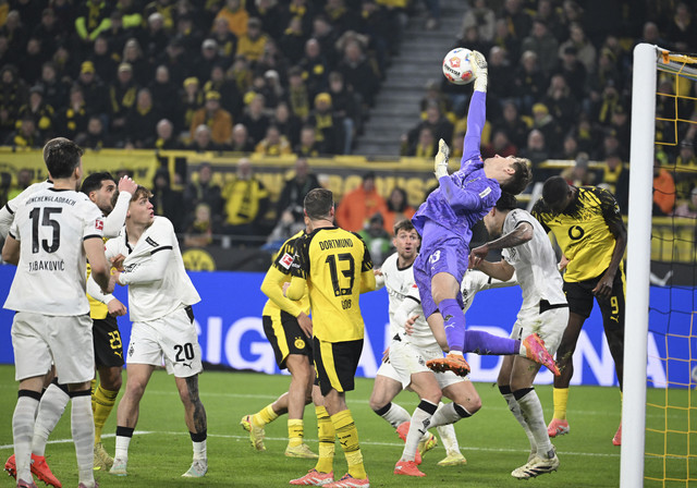 Kiper Borussia Moenchengladbach's Moritz Nicolas menepis tendangan dari pemain Borussia Dortmund pada pertandingan Liga Jerman musim 2025/2026 di Signal Iduna Park, Dortmund, Jerman, Jumat (19/12/2025). Foto: Uwe Kraft/AFP