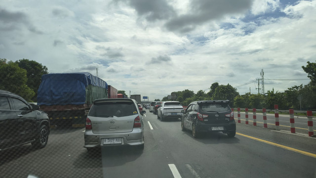 Suasana lalu lintas di Jalan Tol Jakarta-Cikampek, Sabtu (20/12/2025). Foto: Ahmad Romadoni/kumparan