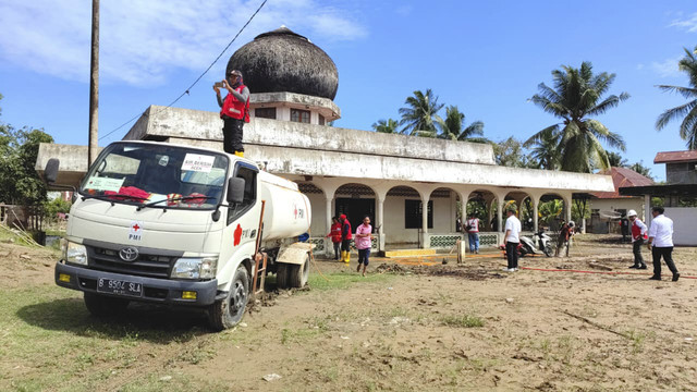 PMI bersama DMI membersihkan masjid di wilayah Sumatera yang terdampak bencana. Foto: Dok. PMI