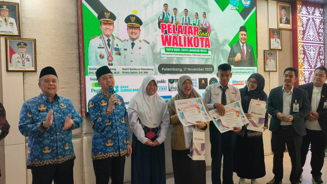 Penyerahaan tabungan Pesirah Junior kepada siswa berprestasi dari Bank Sumsel Babel. (ist)