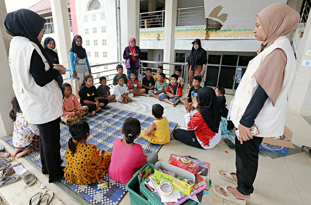 Sejumlah anak pengungsi korban bencana banjir bandang luapan Sungai Tamiang mengikuti kegiatan pemulihan kesehatan mental di posko pengungsian Sekretariat DPRK Aceh Tamiang, Aceh, Jumat (19/12/2025). Foto: ANTARA FOTO/Irwansyah Putra
