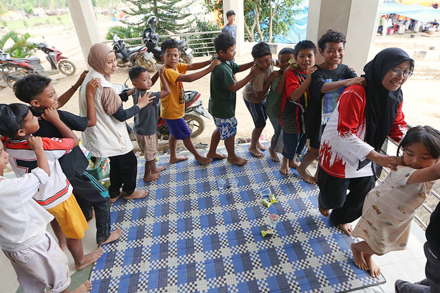 Sejumlah anak pengungsi korban bencana banjir bandang luapan Sungai Tamiang mengikuti kegiatan pemulihan kesehatan mental di posko pengungsian Sekretariat DPRK Aceh Tamiang, Aceh, Jumat (19/12/2025). Foto: ANTARA FOTO/Irwansyah Putra