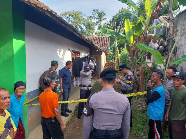 Halaman samping rumah yang menjadi tempat siswi SMK mengubur bayinya. Dok: Polsek Sumberpucung