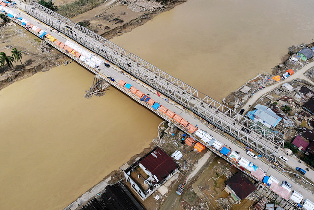 Foto udara tenda bantuan yang dibangun warga korban bencana hidrometeorologi di jembatan Tamiang, Aceh Tamiang, Aceh, Jumat (19/12/2025). Foto: ANTARA FOTO/Irwansyah Putra