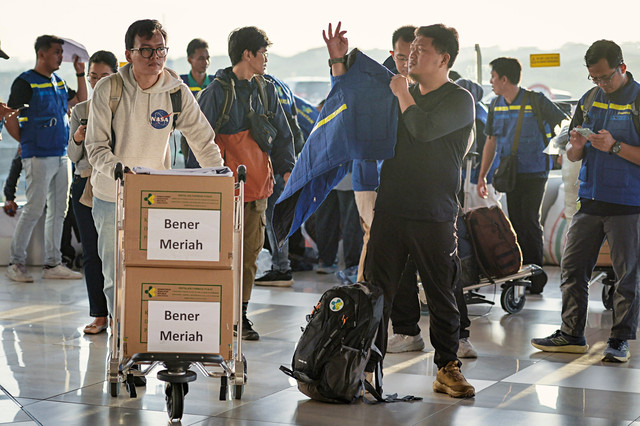 Relawan tenaga medis berjalan menuju ruang tunggu keberangkatan di Terminal 3 Bandara Soekarno-Hatta, Kota Tangerang, Banten, Sabtu (20/12/2025). Foto: ANTARA FOTO/Putra M. Akbar
