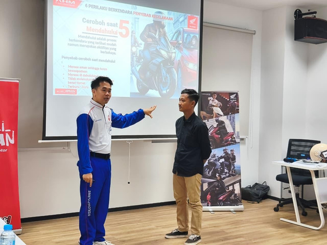 Astra Motor Kalimantan Barat menggelar Seminar Safety Riding yang diikuti peserta dari Damkar Swasta Pontianak. Foto: Dok. Asmo Kalbar