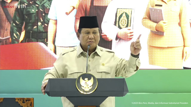 Presiden RI Prabowo Subianto berpidato saat akad massal 50.030 KPR FLPP dan serah terima kunci di Serang, Banten, Sabtu (20/12/2025). Foto: YouTube/Sekretariat Presiden