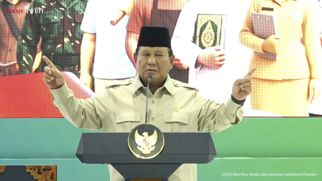 Presiden RI Prabowo Subianto berpidato saat akad massal 50.030 KPR FLPP dan serah terima kunci di Serang, Banten, Sabtu (20/12/2025). Foto: YouTube/Sekretariat Presiden