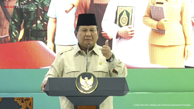 Presiden RI Prabowo Subianto berpidato saat akad massal 50.030 KPR FLPP dan serah terima kunci di Serang, Banten, Sabtu (20/12/2025). Foto: YouTube/Sekretariat Presiden