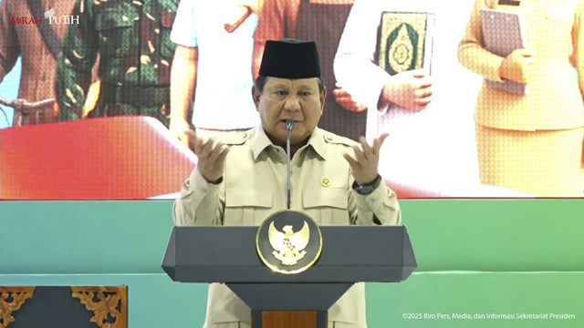 Presiden RI Prabowo Subianto berpidato saat akad massal 50.030 KPR FLPP dan serah terima kunci di Serang, Banten, Sabtu (20/12/2025). Foto: YouTube/Sekretariat Presiden