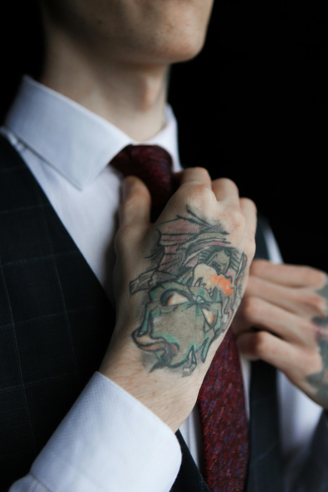 Gambar tangan orang yang bertato (Sumber: https://www.pexels.com/id-id/foto/mode-fashion-fesyen-pria-15758756/