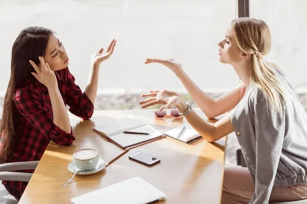 Perempuan berbincang dalam suasana sosial/Sumber : Pixabay