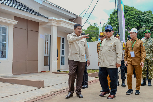 Presiden Prabowo (ketiga kanan) didampingi Menteri PKP Maruarar Sirait (kiri) dan Wagub Banten Dimyati Natakusumah (kedua kanan) meninjau rumah subsidi di Perumahan Pondok Banten Indah, Kota Serang, Banten, Sabtu (20/12/2025). Foto: ANTARA FOTO/Muhammad Bagus Khoirunas