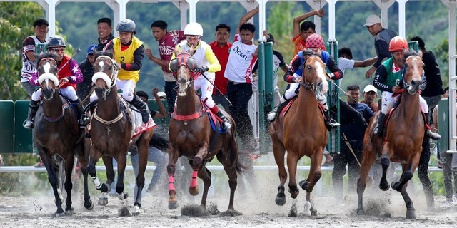 Para joki remaja bertanding dalam kompetisi pacuan kuda tradisional di Takengon, Kabupaten Aceh Tengah, Provinsi Aceh, pada 23 Februari 2025. (Xinhua/Fachrul Reza)