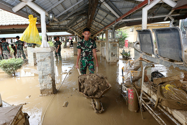 Prajurit TNI bersama relawan membersihkan lumpur yang mengenangi ruang rawat inap dan fasilitas medis Rumah Sakit Umum Daerah (RSUD) Aceh Tamiang pascabanjir luapan Sungai Tamiang di Aceh Tamiang, Aceh, Sabtu (20/12/2025). Foto: ANTARA FOTO/Irwansyah Putra
