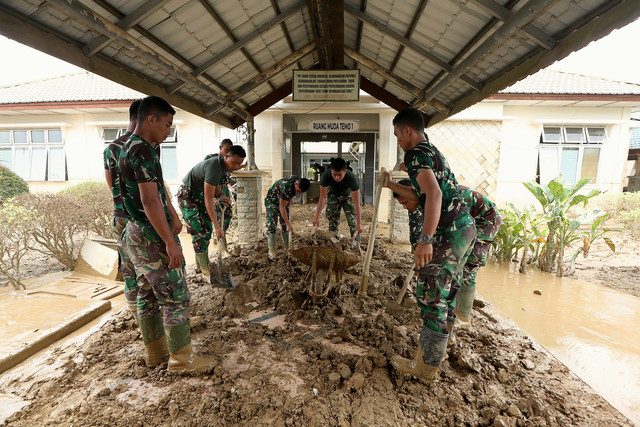 Prajurit TNI bersama relawan membersihkan lumpur yang mengenangi ruang rawat inap dan fasilitas medis Rumah Sakit Umum Daerah (RSUD) Aceh Tamiang pascabanjir luapan Sungai Tamiang di Aceh Tamiang, Aceh, Sabtu (20/12/2025). Foto: ANTARA FOTO/Irwansyah Putra