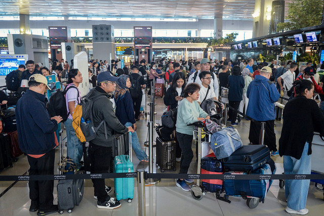 Calon penumpang antre di area lapor diri di Terminal 3 Bandara Soekarno-Hatta, Kota Tangerang, Banten, Sabtu (20/12/2025). Foto: ANTARA FOTO/Putra M. Akbar