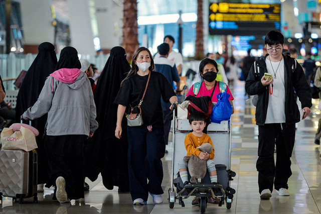 Calon penumpang berjalan menuju ruang tunggu keberangkatan di Terminal 3 Bandara Soekarno-Hatta, Kota Tangerang, Banten, Sabtu (20/12/2025). Foto: ANTARA FOTO/Putra M. Akbar