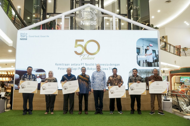 Nestle Indonesia menyerahkan Token of Appreciation kepada mitra koperasi atas kerja sama dalam mendukung kemitraan antara Nestle Indonesia dengan para peternak sapi perah rakyat di Jawa Timur. Foto: Dok. Nestle Indonesia